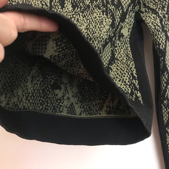 Athletic Green Black Long Sleeve Fitted Crew Neck Crop Top - Picture 11 of 12